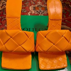 Bottega Veneta Lido Sandal in Orange Tangerine size 40, US size 10